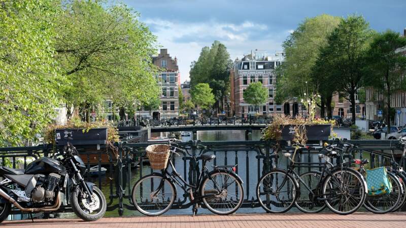 Mais pourquoi les pots de fleurs remplacent-ils les vélos sur les ponts d’Amsterdam ?  