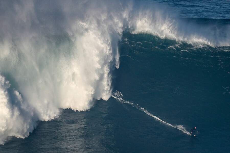 A Nazaré, les surfeurs de l'extrême s'attaquent aux premières vagues géantes