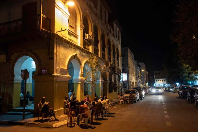 A la nuit tombée, le vieux centre de Djibouti s’anime