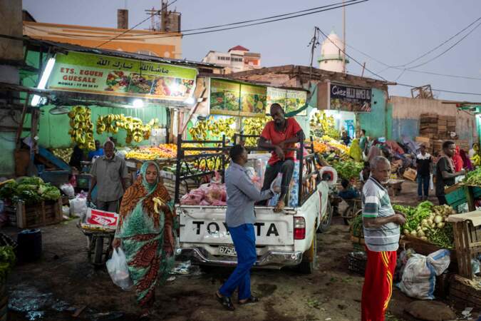 Etals de fruits et légumes dans un marché de Djibouti