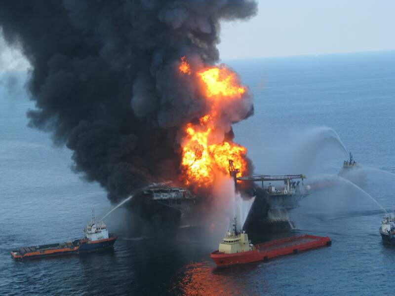 La plateforme de BP, ravagée par un incendie, a sombré le 22 avril dans le golfe du Mexique, aux Etats-Unis. 