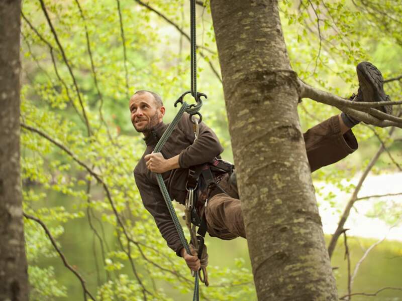 En Lozère, l’ancien ambulancier toulousain fait grimper ses clients aux arbres (France).