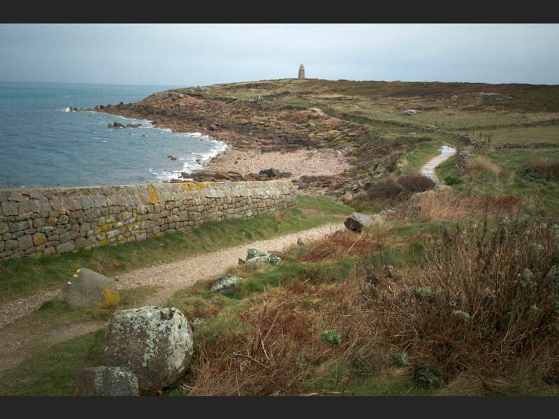 Sentier littoral, menant au phare du cap Lévi, dans la Manche (Basse-Normandie, France).