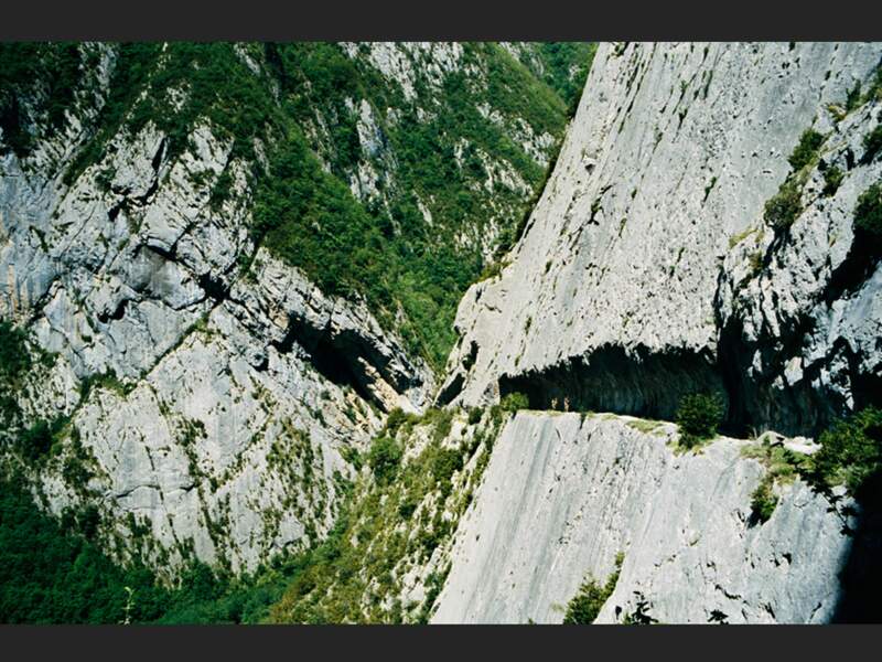 Ce chemin, situé 200 m au-dessus des gorges d’Enfer, descend dans la vallée d'Aspe (Pyrénées-Atlantiques, France).