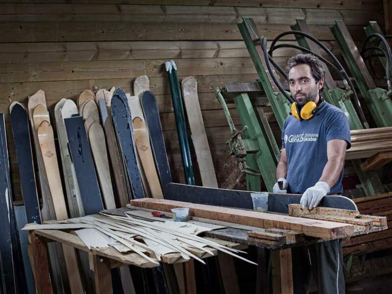 Cyril Cote fabrique des skis en bois à la manière traditionnelle