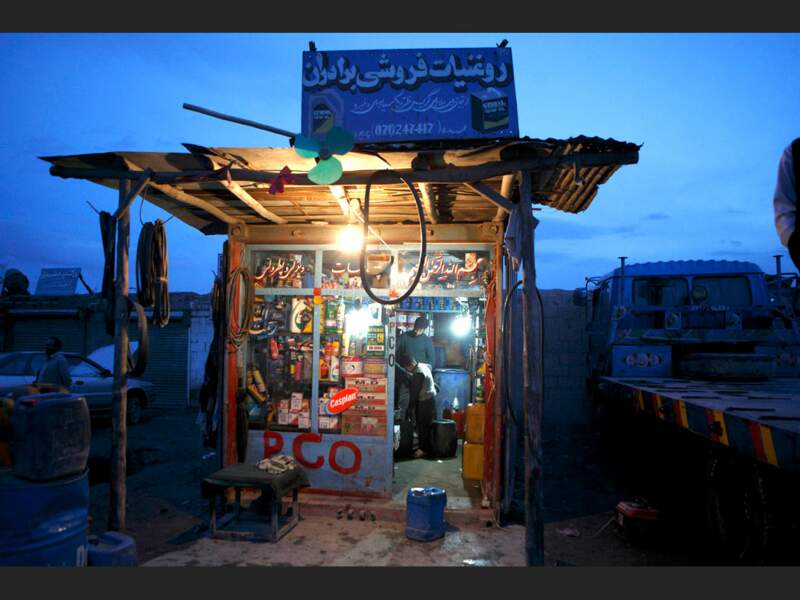 Boutique de fournitures pour voitures et camions aménagée dans un conteneur, à Kaboul, en Afghanistan