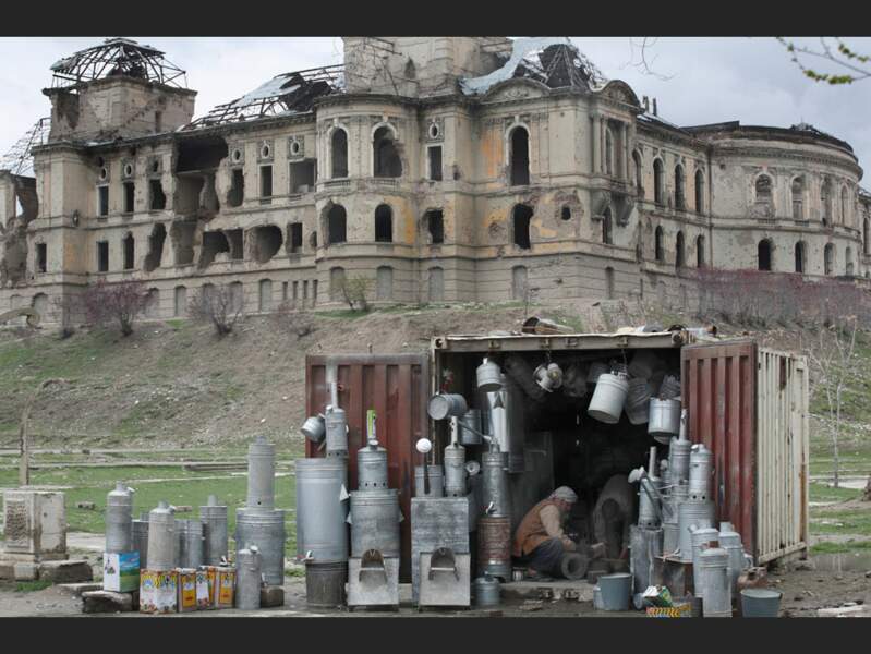 Échoppe d'un ferblantier aux marches du palais présidentiel de Darulaman, détruit par la guerre civile, à Kaboul, en Afghanistan