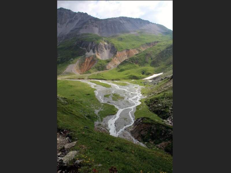 Le doron des Allues, petite rivière de Savoie, en région Rhône-Alpes. 