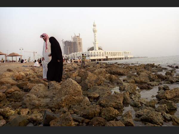 Une femme, accompagnée de son « mahram » (tuteur), à Djedda, en Arabie saoudite.