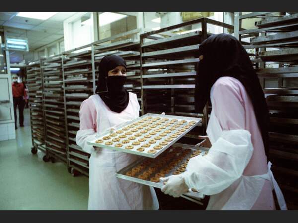 Une centaine d'ouvrières travaillent à la pâtisserie Saad Eddine près de Riyad en Arabie saoudite.