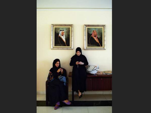 A l'université de Dar al-Hekma de Djedda, en Arabie saoudite, les femmes doivent porter l'abaya et le voile en présence des hommes.