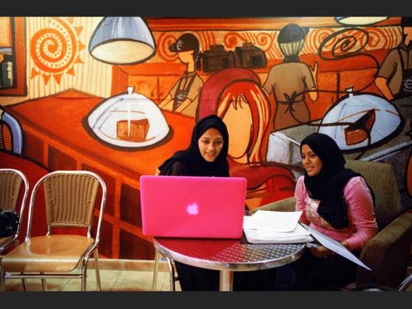 Ces jeunes filles se détendent au café de la fac Dar al-Hekma de Djedda, en Arabie saoudite.