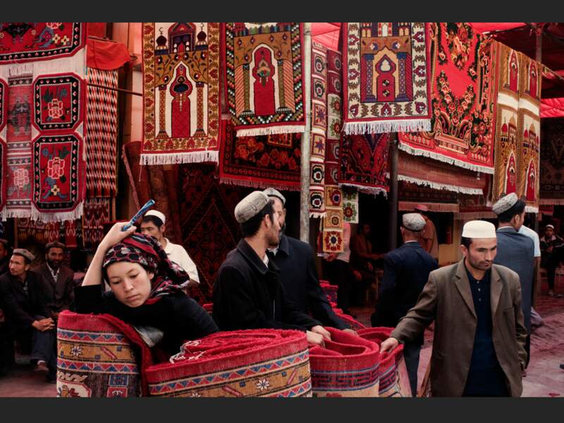 Le marché aux tapis à Hotan, dans le Xinjiang, en Chine.