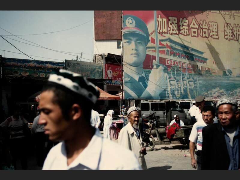 Une affiche à la gloire de l'Armée populaire à Kucha dans le Xinjiang, en Chine.
