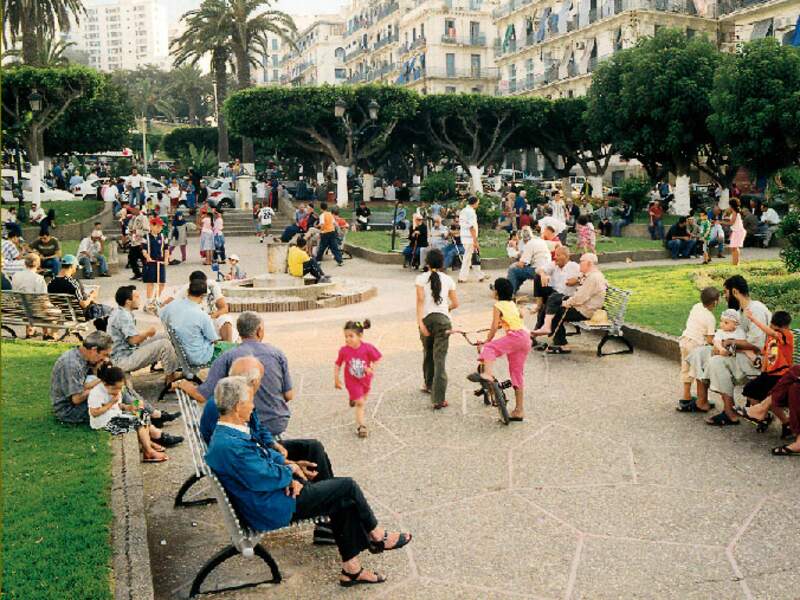 Instants de vie dans un square d'Alger, en Algérie.