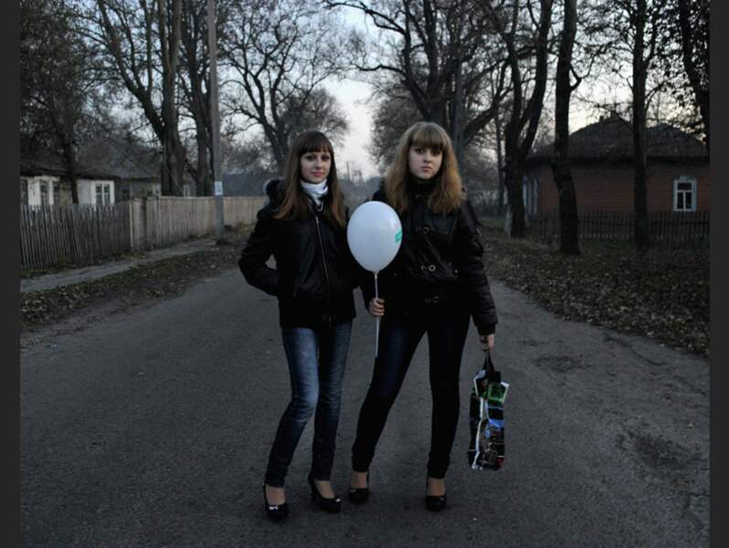 Deux jeunes filles de la ville de Bazar, dans le périmètre interdit de Tchernobyl, en Ukraine.