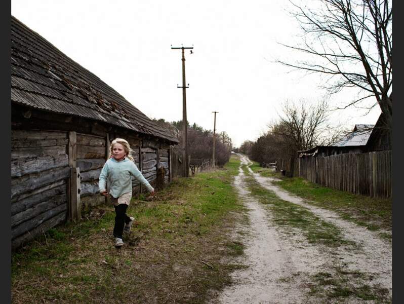 Marina, 5 ans, habite avec ses parents dans le village de Koupavate, an Ukraine, au cœur du périmètre interdit de Tchernobyl.