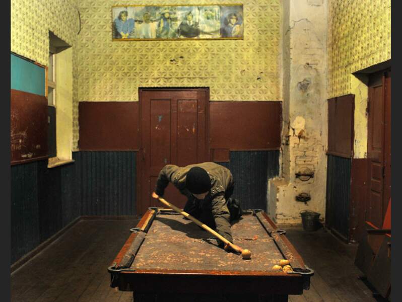 L’ancien théâtre de la ville de Bazar, en Ukraine, en ruine, a été reconverti en centre culturel pour les jeunes.