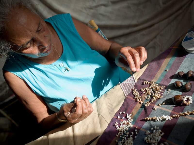 Fabrication de colliers de coquillages sur l'île de Pâques, au large du Chili