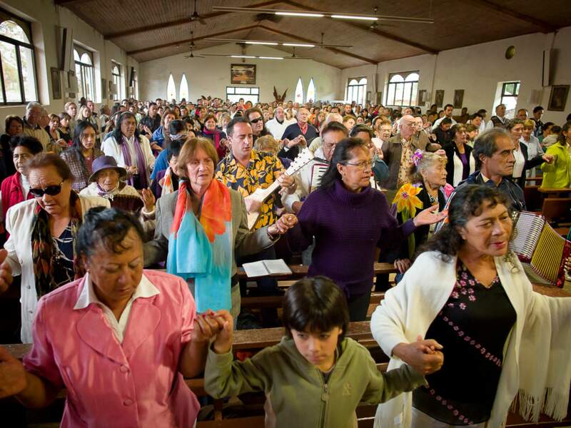 Fidèles à l'église sur l'île de Pâques, au large du Chili