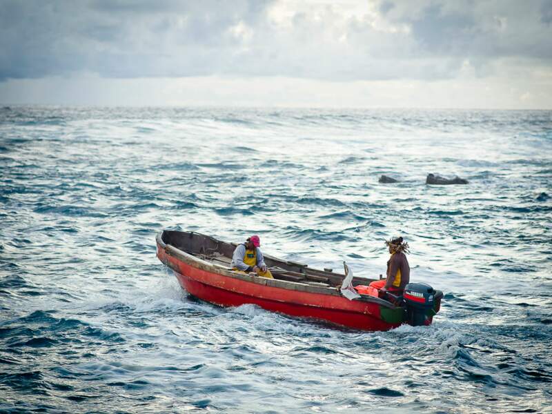 Pêcheurs dans les eaux de l'île de Pâques, au large du Chili