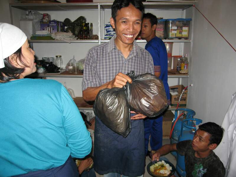 Entente cordiale entre les employés du restaurant indien Sangam, à Jogjakarta, en Indonésie.