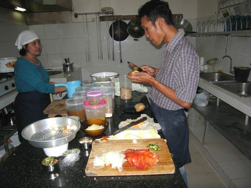 Dans la cuisine du restaurant indien Sangam, à Jogjakarta, en Indonésie. 