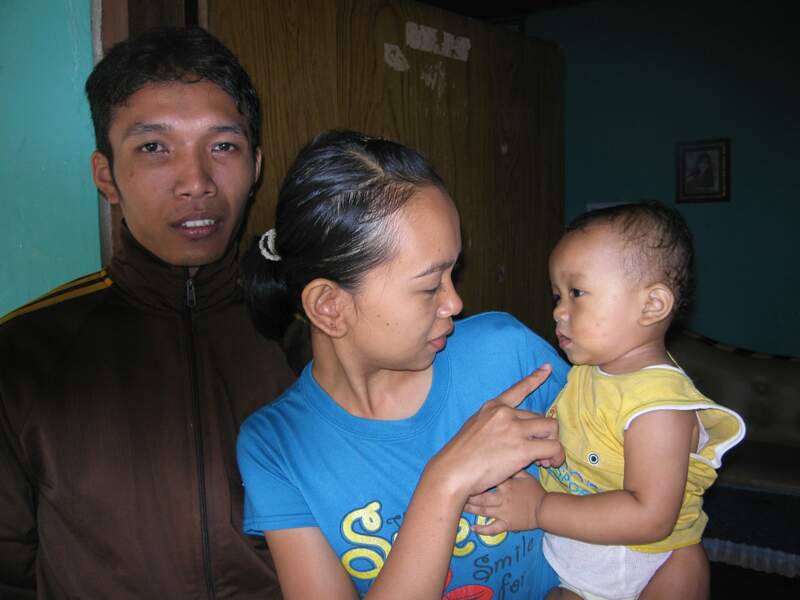 Muhadi et sa petite famille, à Bebekan, en Indonésie.