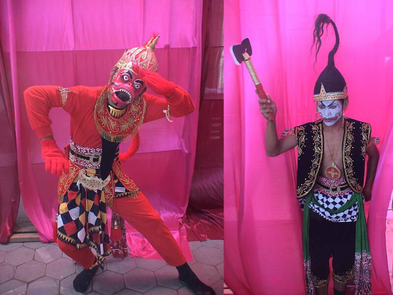 Deux danseurs de reog, à Bebekan, en Indonésie.
