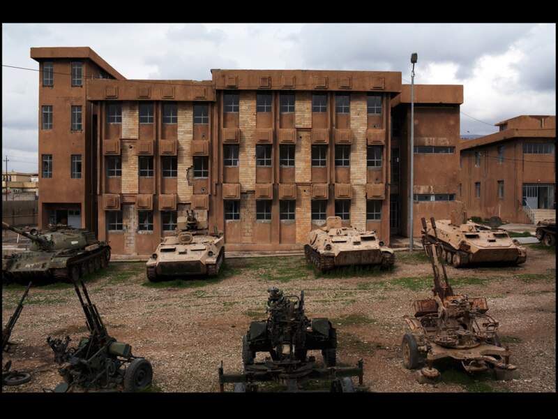 Devant l'immeuble, détruit en 1991, sont exposés les tanks et les camions de l'armée de Saddam.