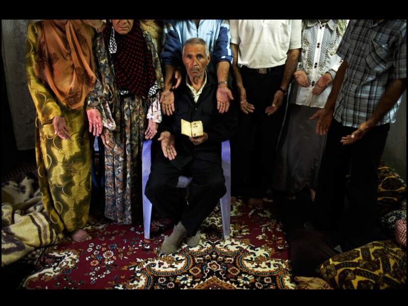 Faycal, 77 ans, présente son livret de service militaire de 1951. Ni lui ni aucun membre de sa famille n'ont la nationalité syrienne. Ils font partie des 300 000 apatrides de la communauté kurde syrienne. La plupart d'entre eux ont perdu leur nationalité après le recensement de 1962. Aujourd'hui, ils n'ont aucun droit.