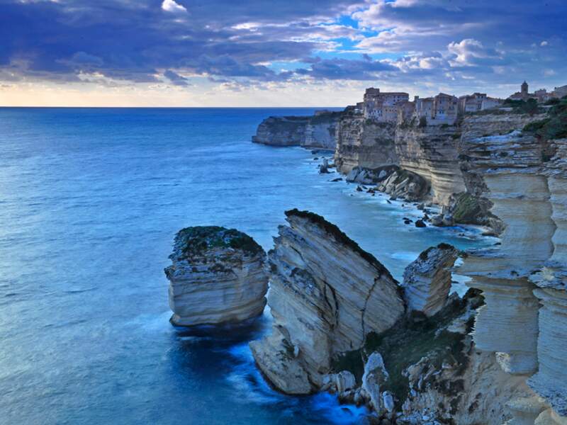 Vue de la ville de Bonifacio, en Corse, perchée sur sa falaise