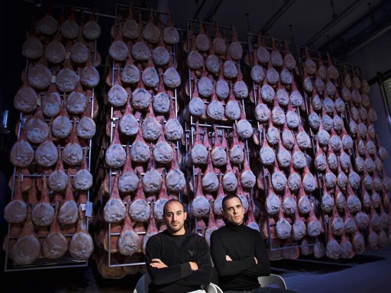 Jean-Ronan et Jean-Gaël Phalip, salaisonniers, devant des jambons de noirs de Bigorre