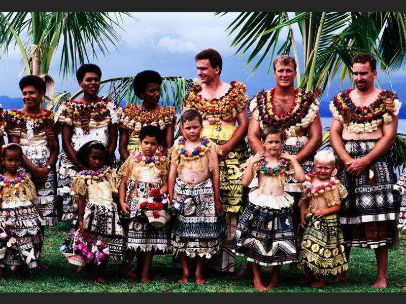 Le mariage d'un Australien et d'une Fidjienne, entourés de leurs proches, à Rukua, sur l'île de Beqa (Fidji, Océanie).