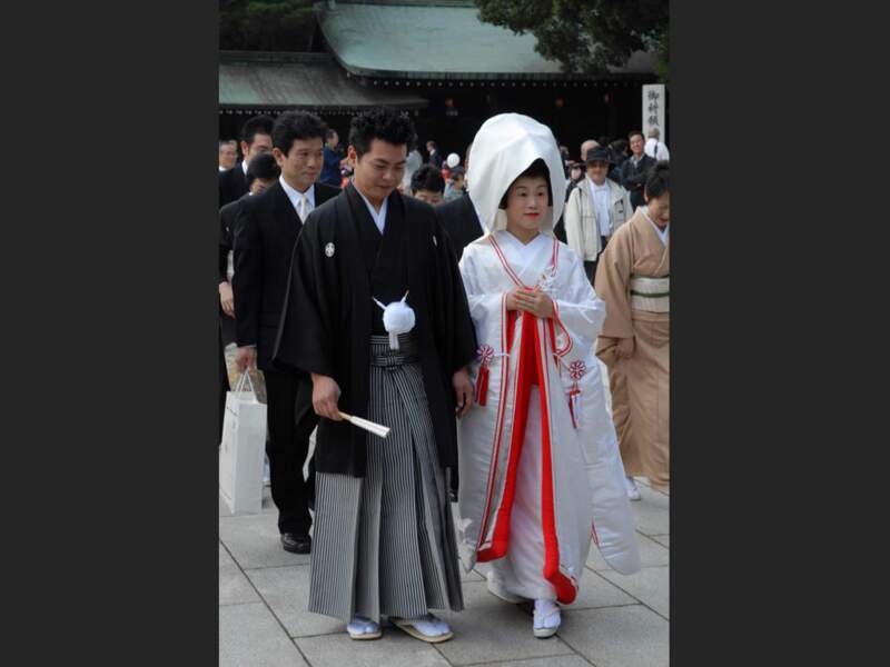 Deux mariés en tenue d'apparat, à Tokyo, au Japon.