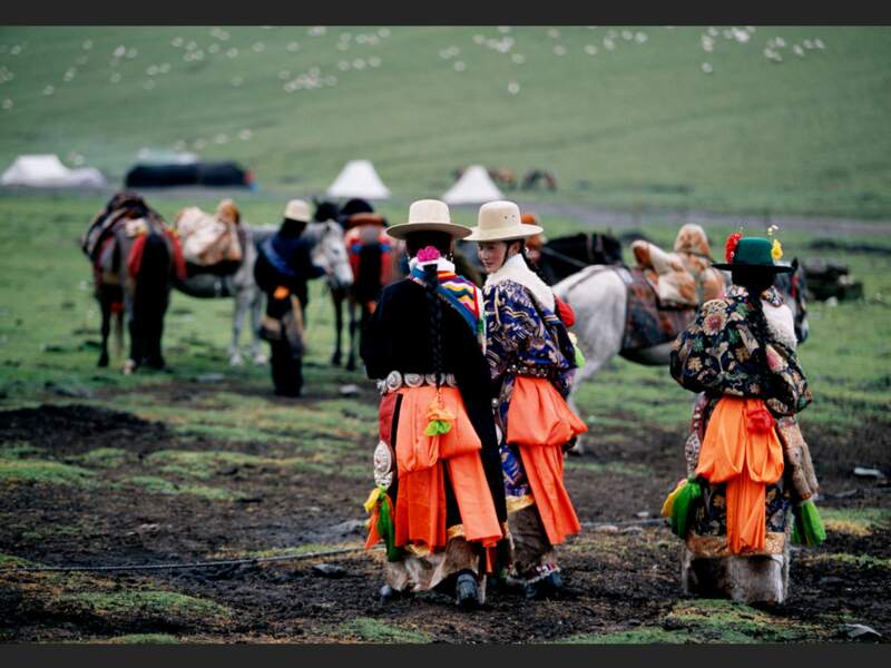 Des femmes vêtues de leur costume traditionnel à l'occasion d'un mariage, dans la région de Maqen, au Tibet (Chine).