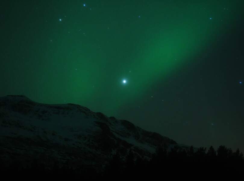 Les aurores boréales (ici observées en Norvège du Nord) naissent de l’arrivée de particules solaires dans l’atmosphère terrestre.