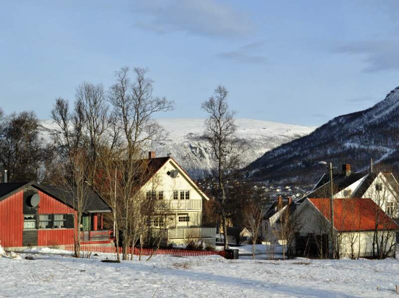 Maisons de bois sur les hauteurs de Tromsø, en Norvège. 