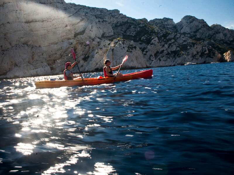 Kayak, le long des falaises de Sormiou, près de Marseille (France).