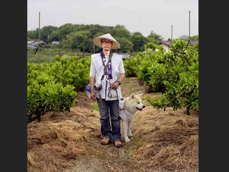 Un pèlerin et son chien près du Shusshaka-jii, au Japon.