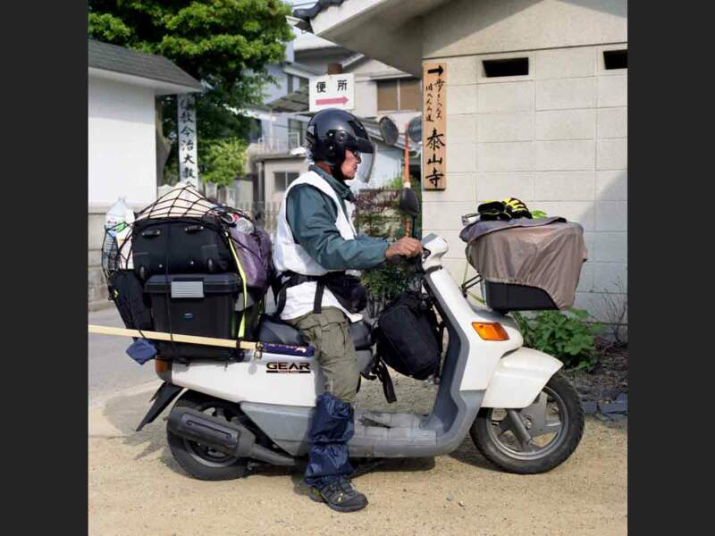 Homme en scooter à Nankobo-ji, au Japon.