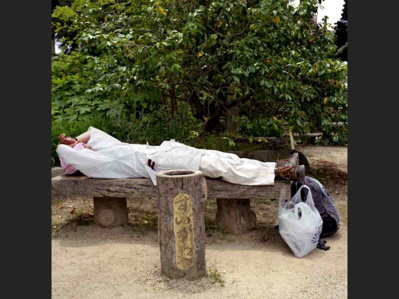 Personne allongée près du temple Jōdo-ji, au Japon.