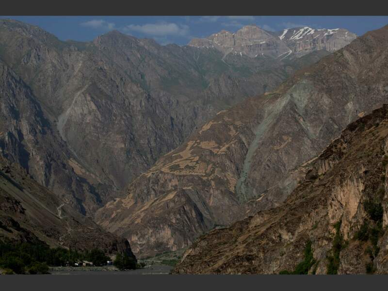 La frontière montagneuse entre le Tadjikistan (à gauche) et l'Afghanistan (à droite).