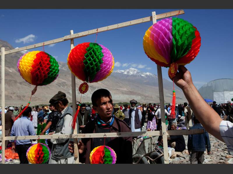Ce marché se tient à la frontière entre le Tadjikistan et l'Afghanistan.