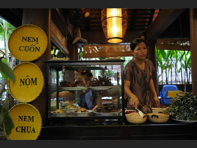 Dans ce restaurant de Hanoi, on sert les spécialités culinaires du Vietnam.