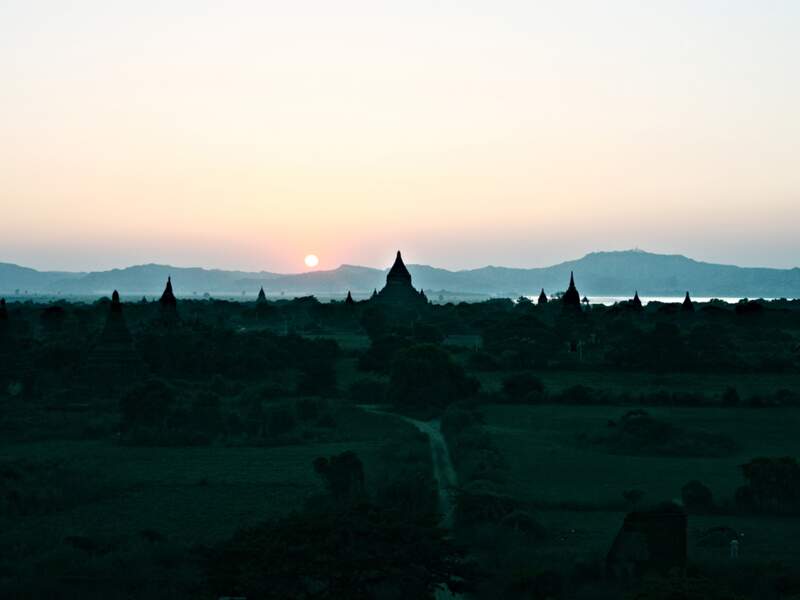 Le soleil se couche sur les pagodes du site archéologique de Bagan, en Birmanie