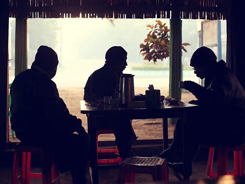 Des hommes s'attardent dans un salon de thé, dans la ville moderne de Bagan, en Birmanie