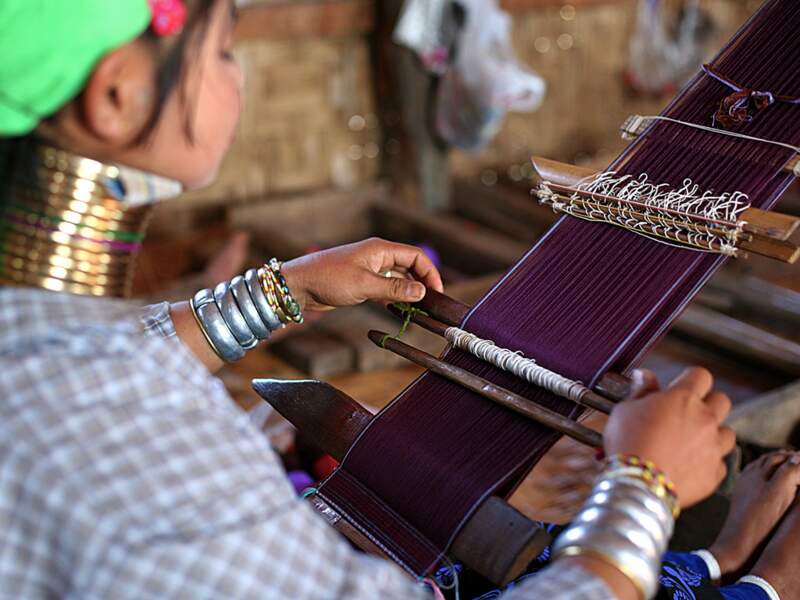 Une femme travaille sur un métier à tisser, en Birmanie
