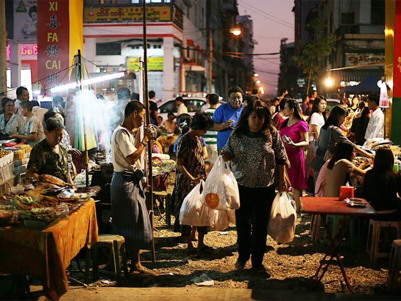 Des habitants de Rangoun circulent sur le marché du quartier chinois