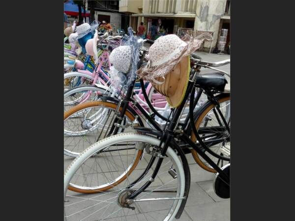 Des vélos « chapeautés », à Jakarta, en Indonésie.